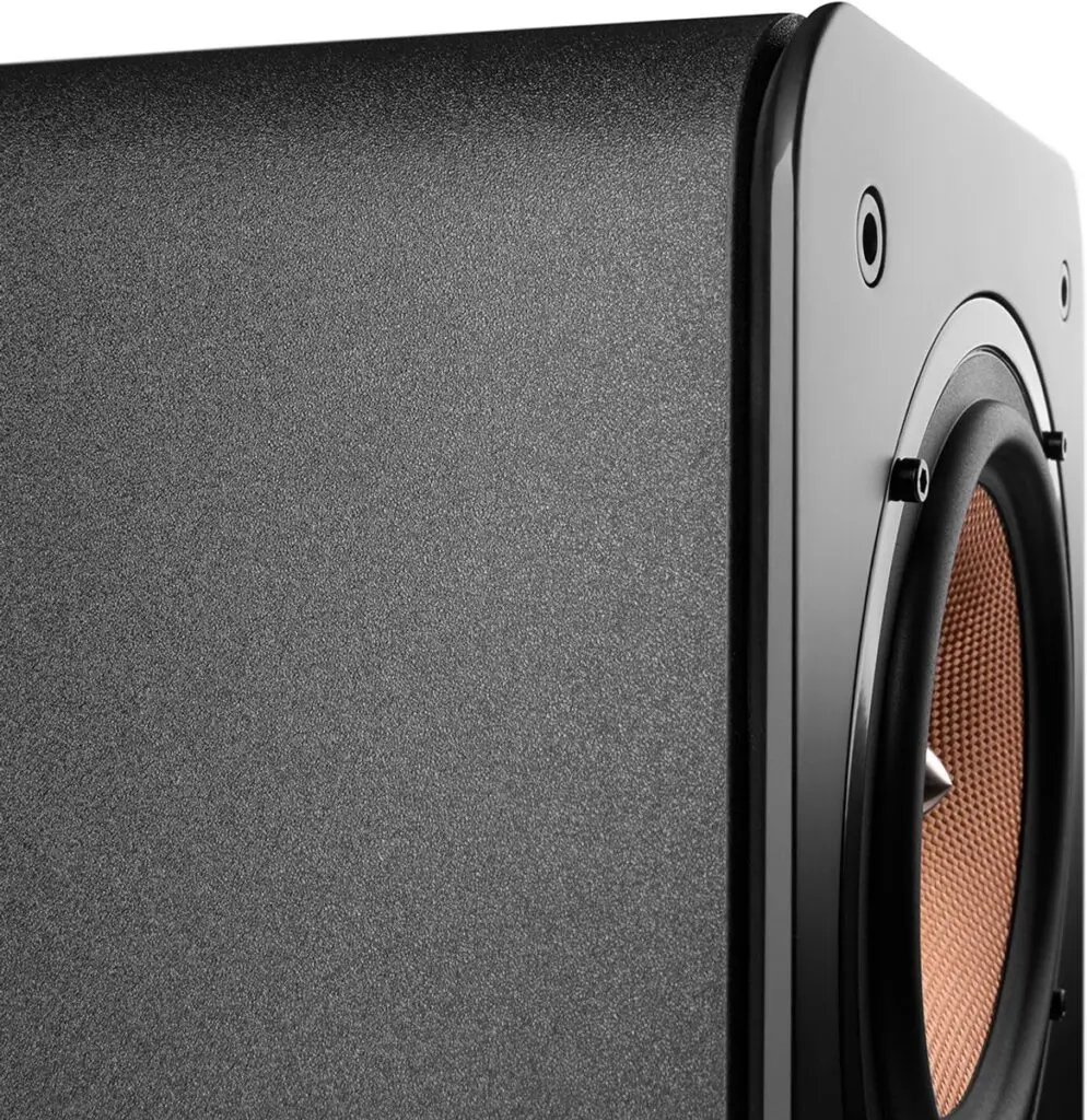 De Teufel Ultima 40 Mk4 is de nieuwste generatie van een van de best verkopende vloerstaanders in Europa. Teufel staat bekend om krachtige, degelijk gebouwde luidsprekers met een uitstekende prijs-kwaliteitverhouding — en de Mk4 doet daar nog een flinke schep bovenop.